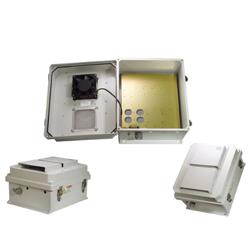 14×12×7英寸（35.6×30.5×17.8厘米）防风雨接线盒，240V交流，带加热器和冷却风扇的图片